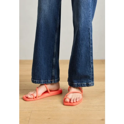 Image of Crocs Women Sandal,Miami Toe Loop Sandal,Starfish,3 UK