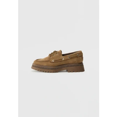 Image of Tamaris Boat shoes, Women&#039;s, Size: 5.5, Camel Suede