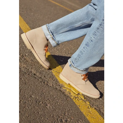 Image of Clarks Originals Desert BOOT Casual laceups sand, Men&#039;s, Size: 6.5, Sand Suede