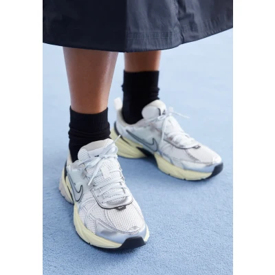 Image of Nike Sportswear V2K RUN Unisex Trainers, Size: 2.5, Summit white/metallic silver/pure platinum/light iron ore/black/alabaster