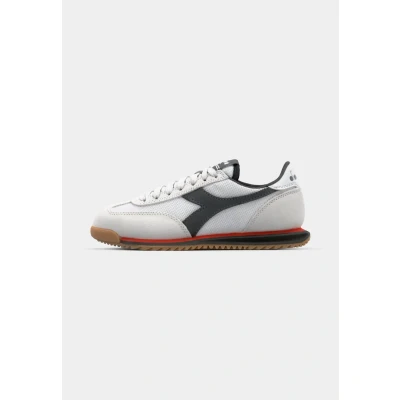 Image of Diadora Cross Unisex Trainers, Size: 9.5, White/black beluga Textile