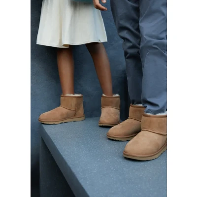 Image of UGG Classic Mini II, Unisex Boot, Chestnut brown, 12 UK Child