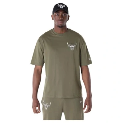 Image of New Era NBA Chicago Bulls League Essentials Oversized TEE Club wear, Men&#039;s, Size: XL, Olive