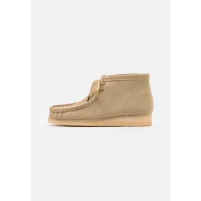 Image of Clarks Originals Wallabee Casual laceups, Men&#039;s, Size: 7, Maple Suede