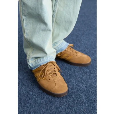 Image of adidas Originals Gazelle Unisex Trainers, Size: 7.5, brown desert/bronze strata/dark Suede