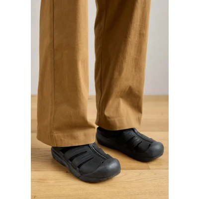 Image of Crocs Yukon Fisherman Unisex Walking sandals, Size: 7, Black Imitation leather/ textile