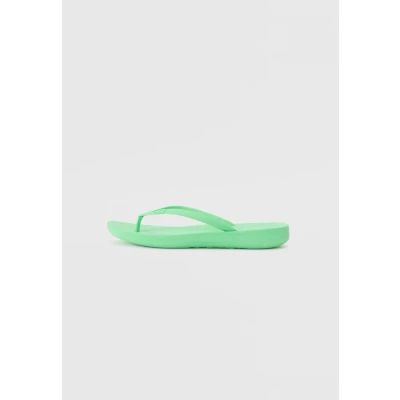 Image of Fitflop Iqushion Ergonomic Tbar sandals, Women&#039;s, Size: 41, Pop green shoes