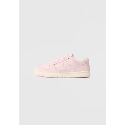 Image of Nike Sportswear DUNK LOW Trainers, Women&#039;s, Size: 2.5, Regal pink/pink foam/soft pearl shoes