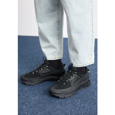 Image of Nike Sportswear Vomero ROAM Unisex Trainers, Size: 6, Black/racer blue Textile/synthetics