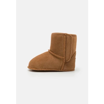 Image of UGG Unisex Baby Classic and Lovey Fashion Boot, Chestnut, 4.5 UK Child