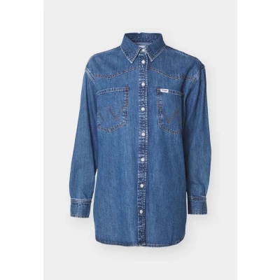 Image of Wrangler Loose Buttondown blouse, Women&#039;s, Size: 16/18, Dark wash